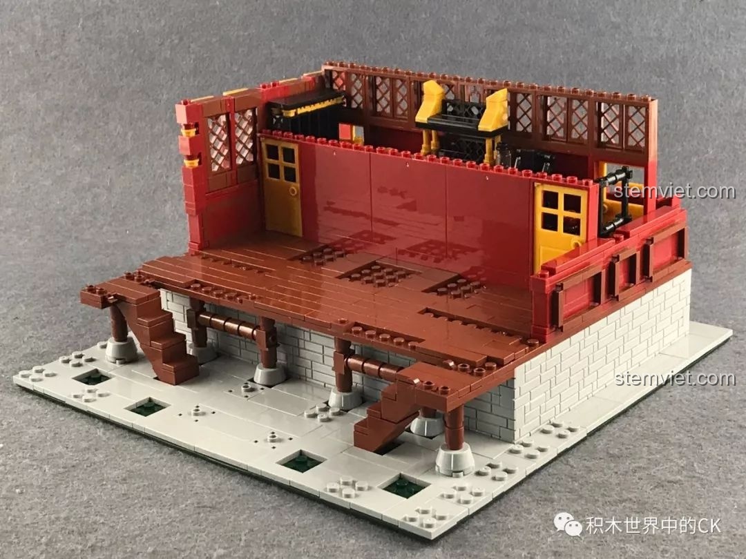 Quá trình lắp ráp các bức tường bên hông và lan can của bộ lắp ghép XINGBAO XB01020.