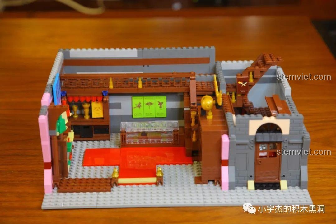 Quá trình lắp ráp tầng 1 của bộ lắp ráp Cửa hàng chổi bay cho con gái trên 14 tuổi, các bức tường đã lên.