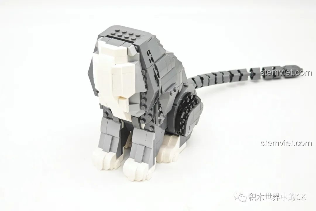 Lắp ráp phần ức màu trắng cho mô hình Chú mèo xám đáng yêu ZHEGAO DZ 6118, tạo nên bộ lông đặc trưng.