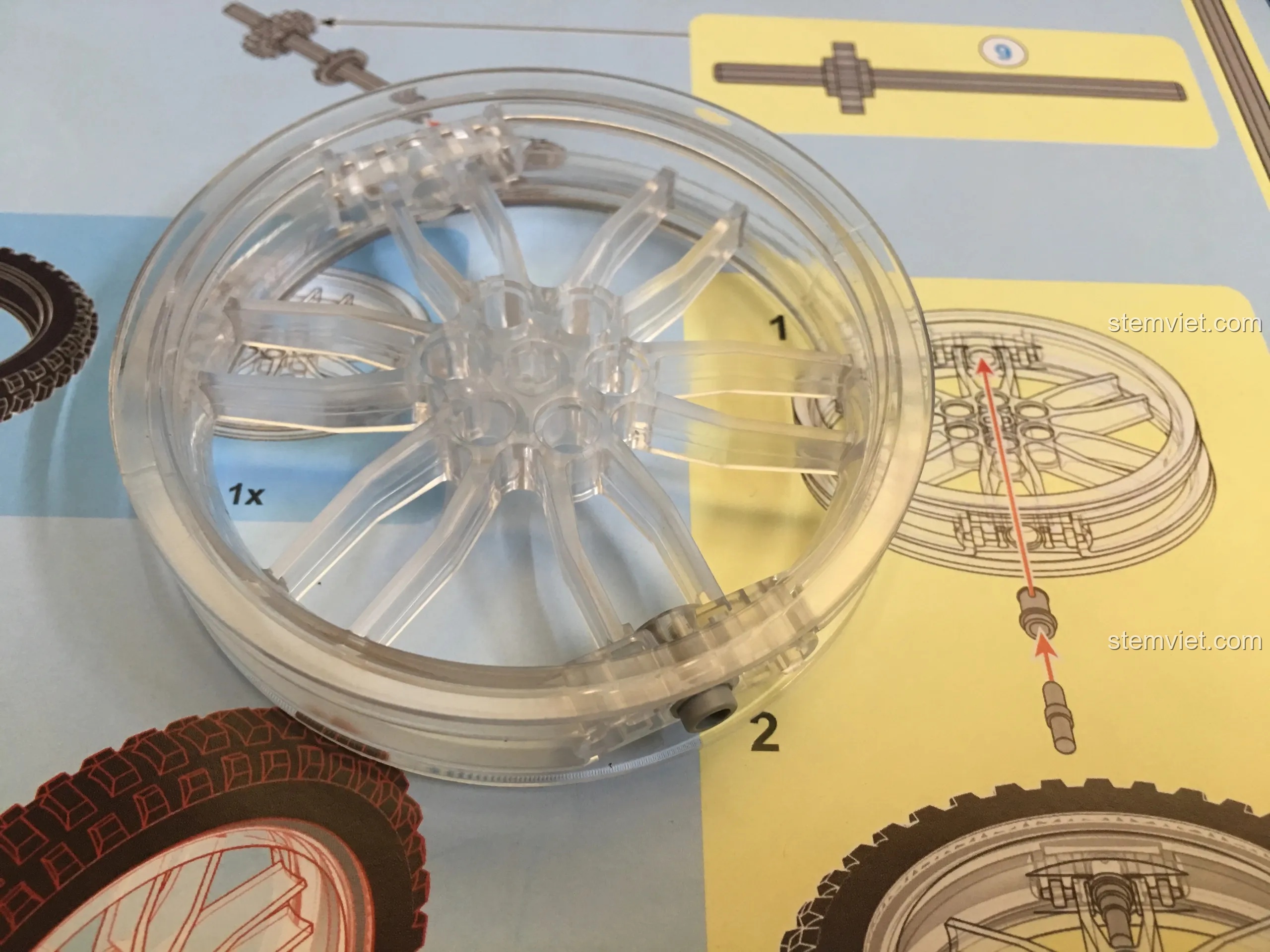 Quá trình lắp ráp chi tiết vào vành xe trong suốt của mô hình Sembo 703302, theo hướng dẫn chi tiết.