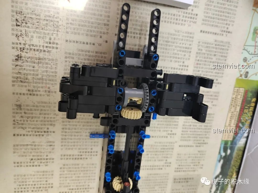 Quá trình lắp ráp bộ vi sai cầu sau cho mô hình xe Mould King 13108, đảm bảo xe vận hành mượt mà.