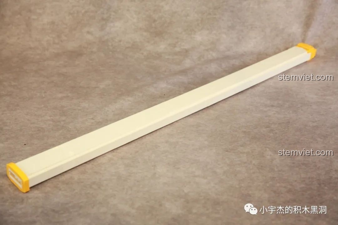 Vỏ kiếm màu trắng của Nhật Luân Kiếm Zenitsu sau khi được lắp ráp hoàn chỉnh.