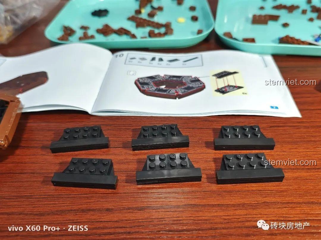 Lắp ráp các chi tiết gạch dốc màu đen để tạo thành vỏ ngoài cho mô hình máy hát cổ 92051.