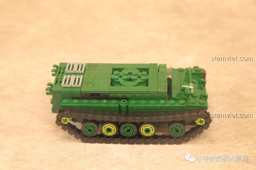 Quá trình lắp ráp xích xe tăng lên khung gầm của bộ lắp ráp Xe tăng Type 59 SEMBO 203105.