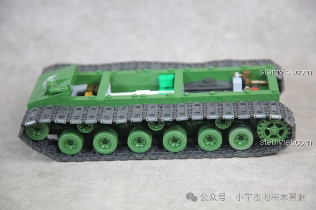 Mô hình xe tăng IS-2 sau khi đã lắp xong hệ thống xích, trông rất hầm hố và chi tiết.