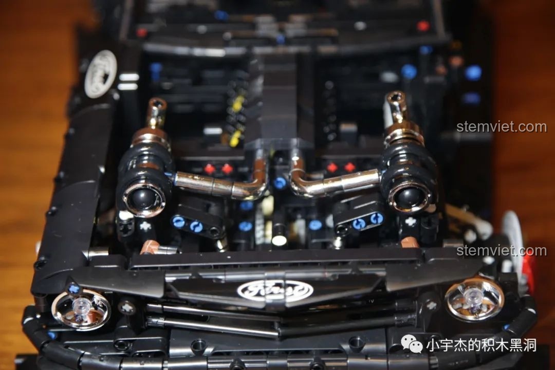 Bộ tăng áp kép được lắp vào động cơ của bộ lắp ráp Xe cơ bắp Mỹ Mould King 13108.