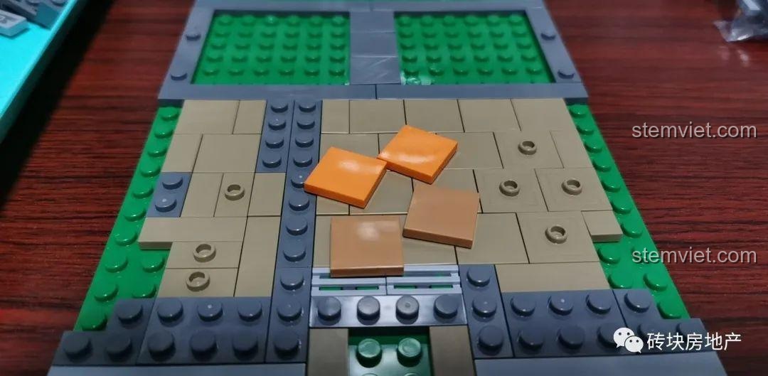 Sàn nhà tầng trệt của Cửa Hàng Kem Leier 10003 đang dần hoàn thiện với các mảnh ghép màu cam và nâu.