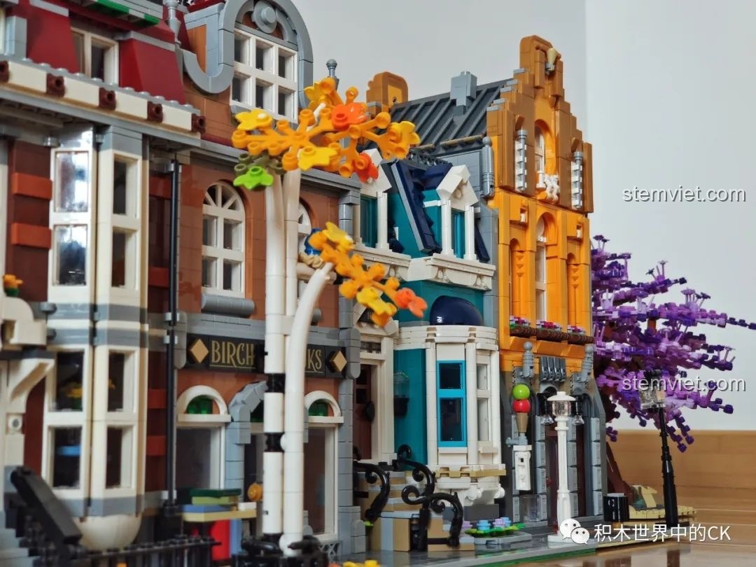 Mô hình Cửa Hàng Kem Leier 10003 được đặt cạnh các bộ lắp ráp nhà phố khác, tạo thành một khu phố hoàn chỉnh.