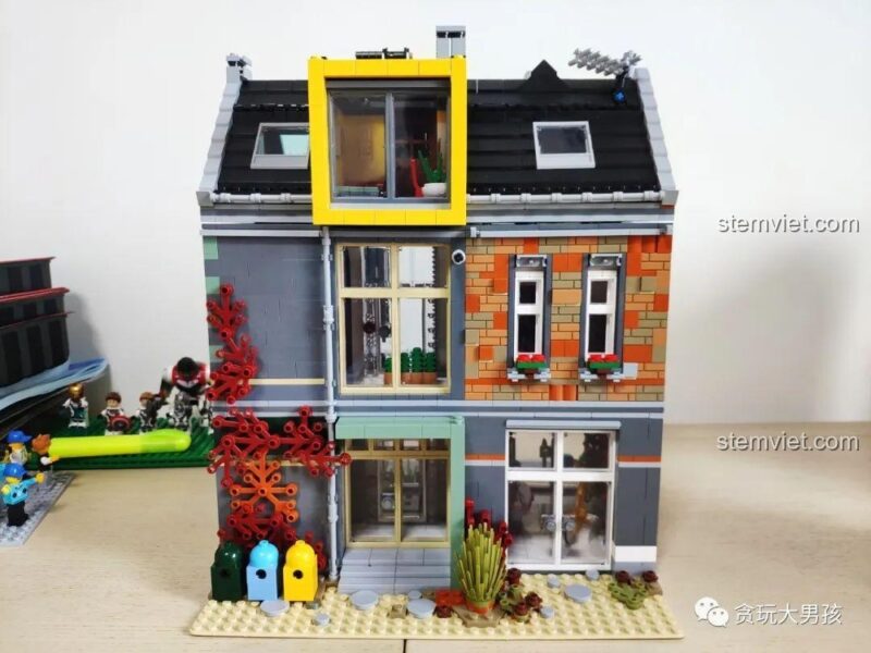 Mặt sau của bộ lắp ghép Tòa nhà phố cổ Leier 10004 với nhiều cửa sổ và chi tiết.