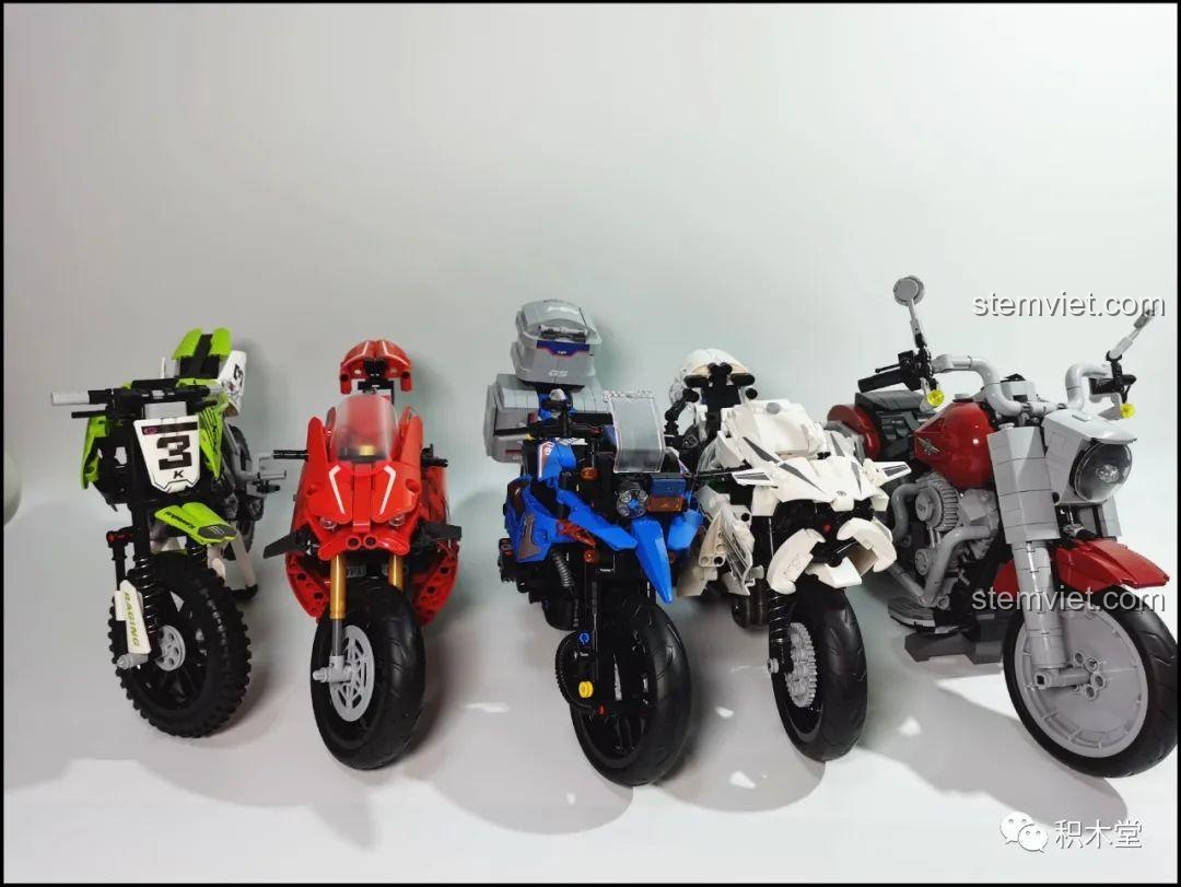 Mô hình Leier 50008 Mô tô BMW R1200GS Rallye trong bóng tối với ánh đèn vàng ấm áp, tạo không gian trưng bày độc đáo.