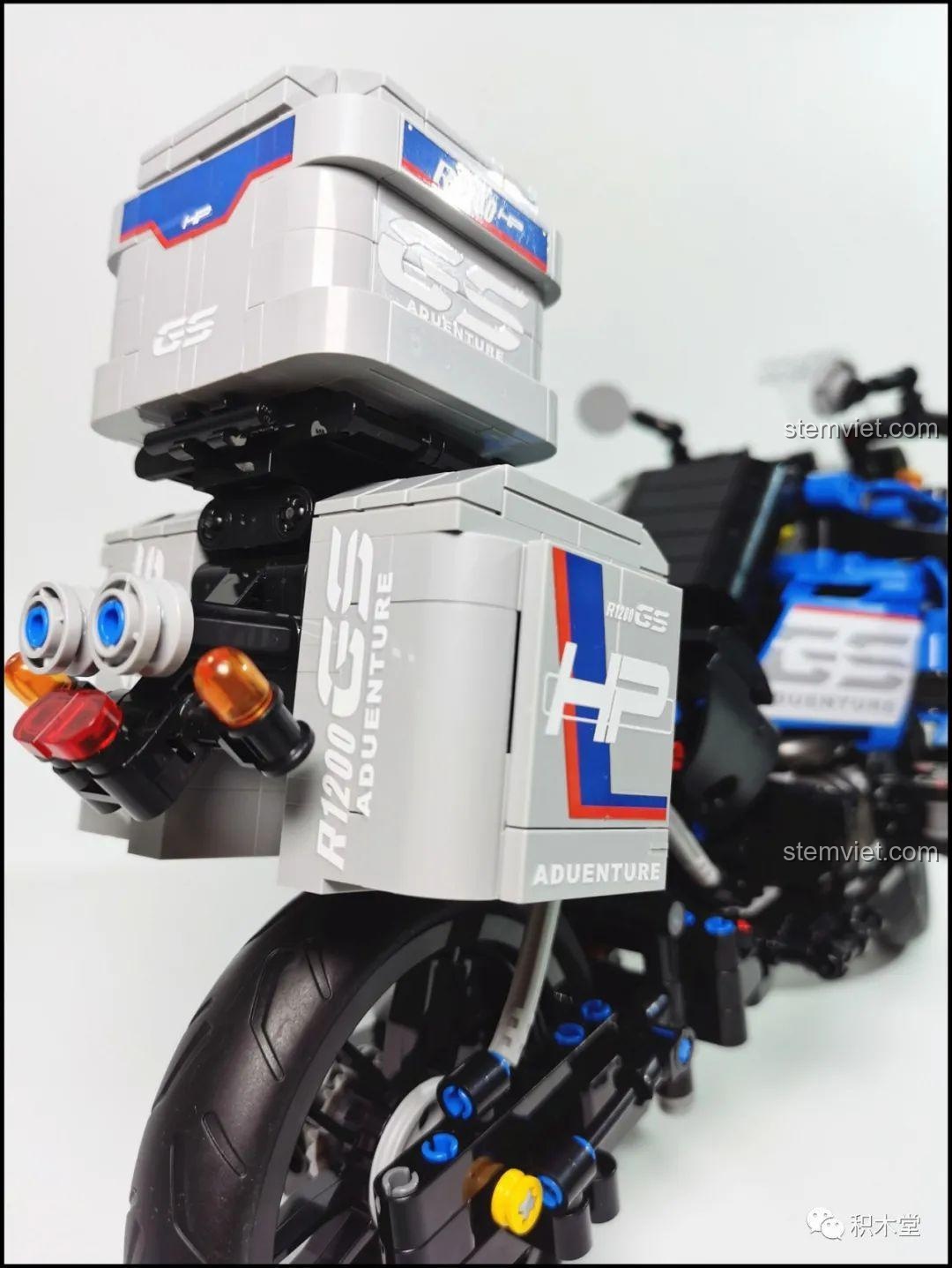 Mô hình Leier 50008 Mô tô BMW R1200GS Rallye trong bóng tối với đèn pha và đèn hậu sáng rực, tạo hiệu ứng ấn tượng.