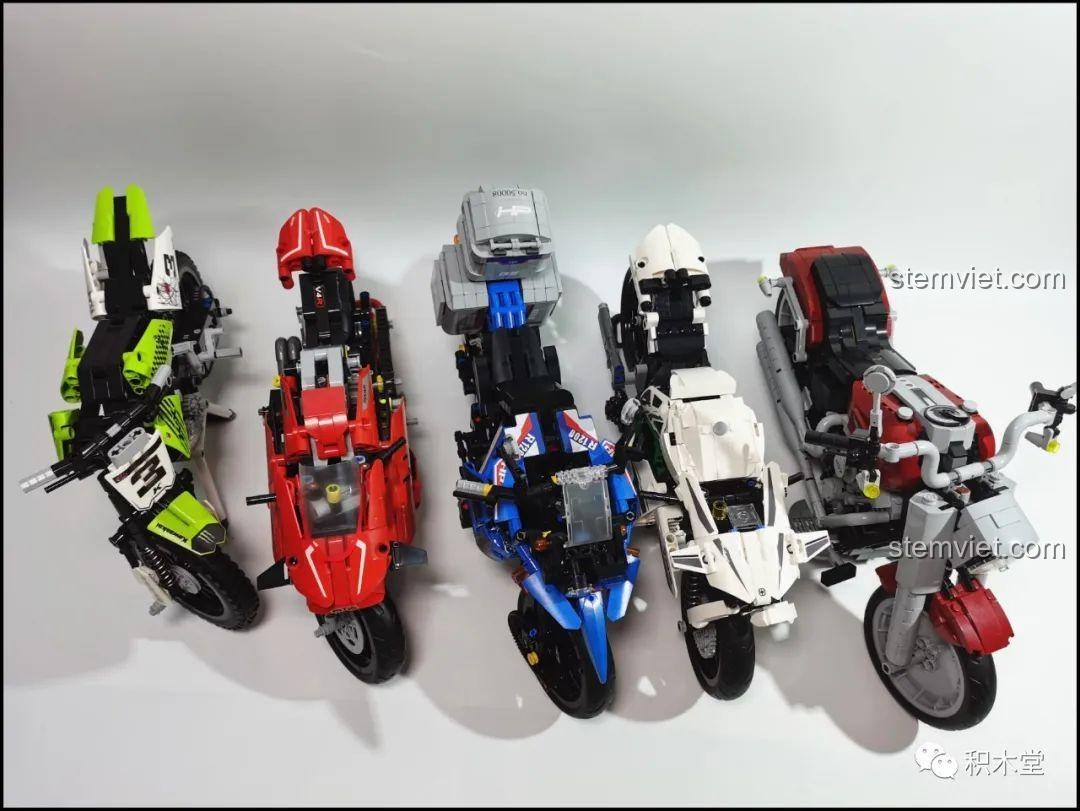 Mô hình Leier 50008 Mô tô BMW R1200GS Rallye trong bóng tối với ánh sáng đỏ rực, tạo hiệu ứng thị giác mạnh mẽ.