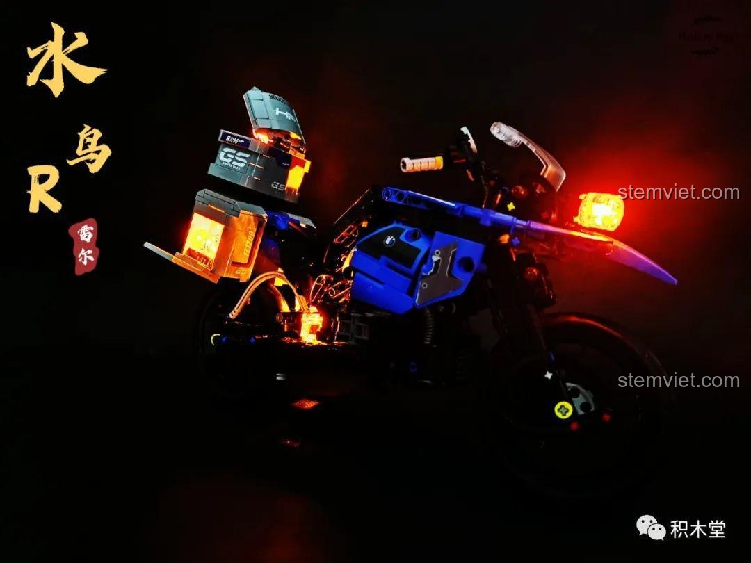 Mô hình Leier 50008 Mô tô BMW R1200GS Rallye chụp từ góc thấp, làm nổi bật vẻ hầm hố và chi tiết của bánh trước.