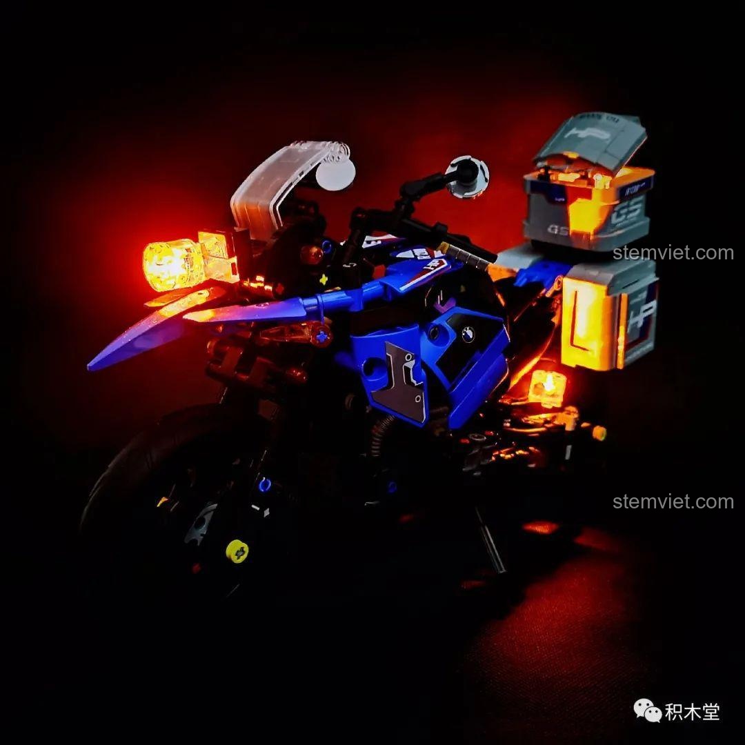 Mô hình Leier 50008 Mô tô BMW R1200GS Rallye được đặt trên nền tạp chí, tạo phong cách chụp ảnh chuyên nghiệp và ấn tượng.