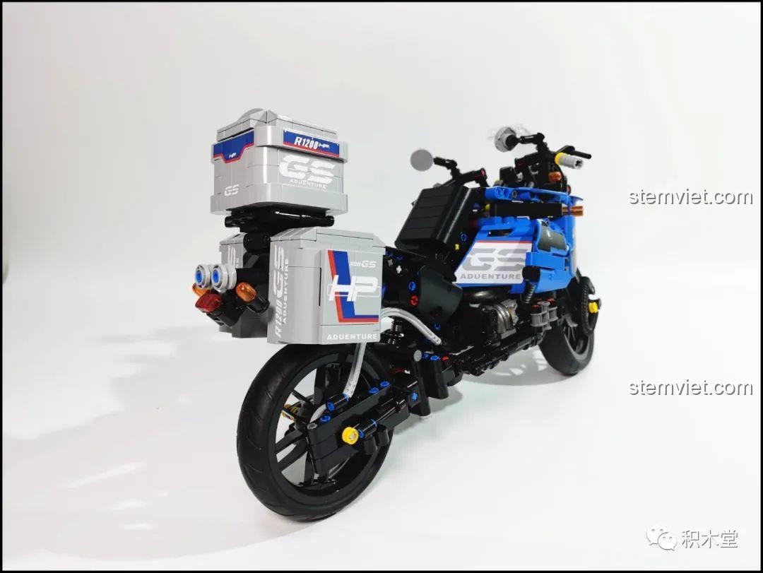 Góc nhìn phía sau của đồ chơi mô hình Xe mô tô BMW R1200GS, thể hiện chi tiết ống xả và đèn hậu, phù hợp bé trai 8 tuổi.