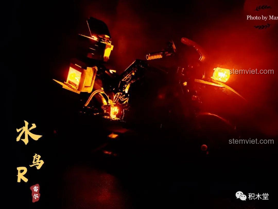 Mô hình xe cảnh sát BMW R1200GS 008 trong khung cảnh ấn tượng, thể hiện sự sống động và chân thực, phù hợp bé trai 8 tuổi.