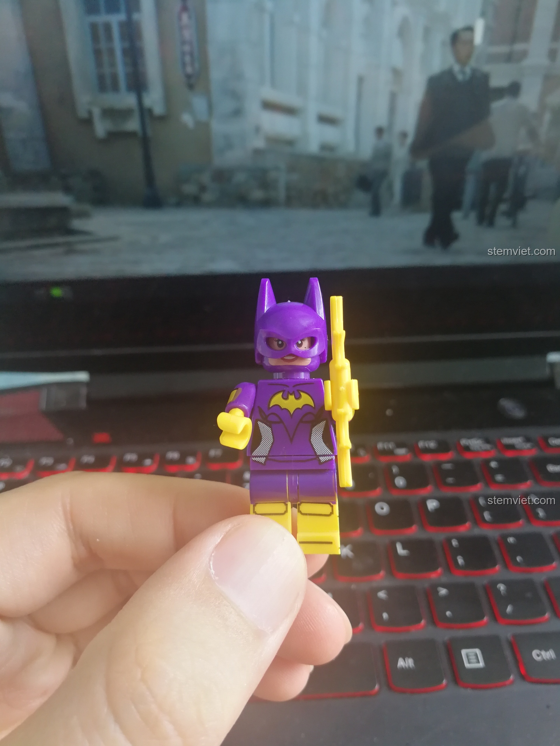 Cận cảnh minifigure Batgirl sau khi lắp ráp từ bộ LELE 34012, chi tiết sắc nét.