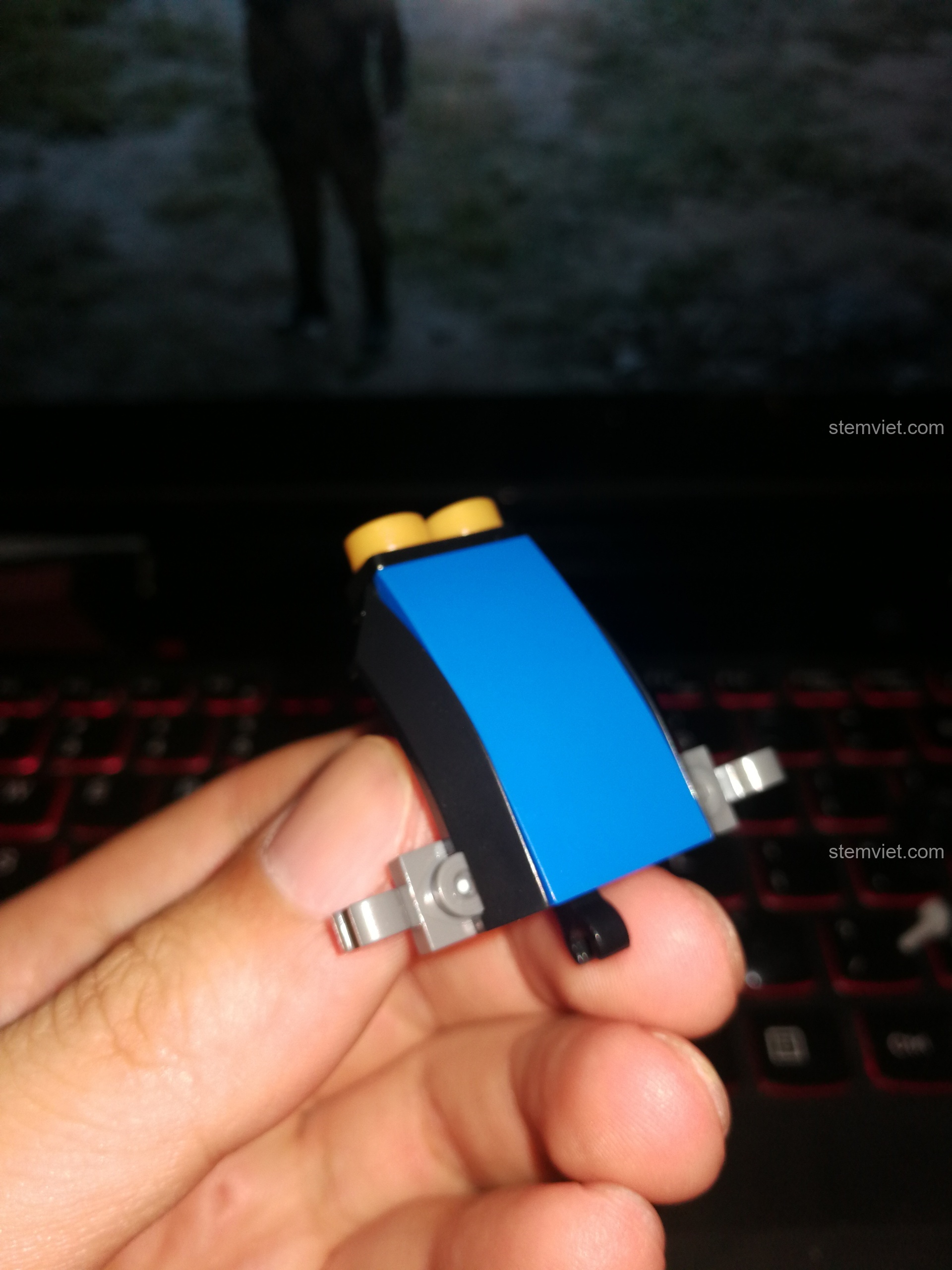 Chi tiết phần thân của phương tiện mini đi kèm minifigure Batman trong bộ lắp ráp LELE 34012.