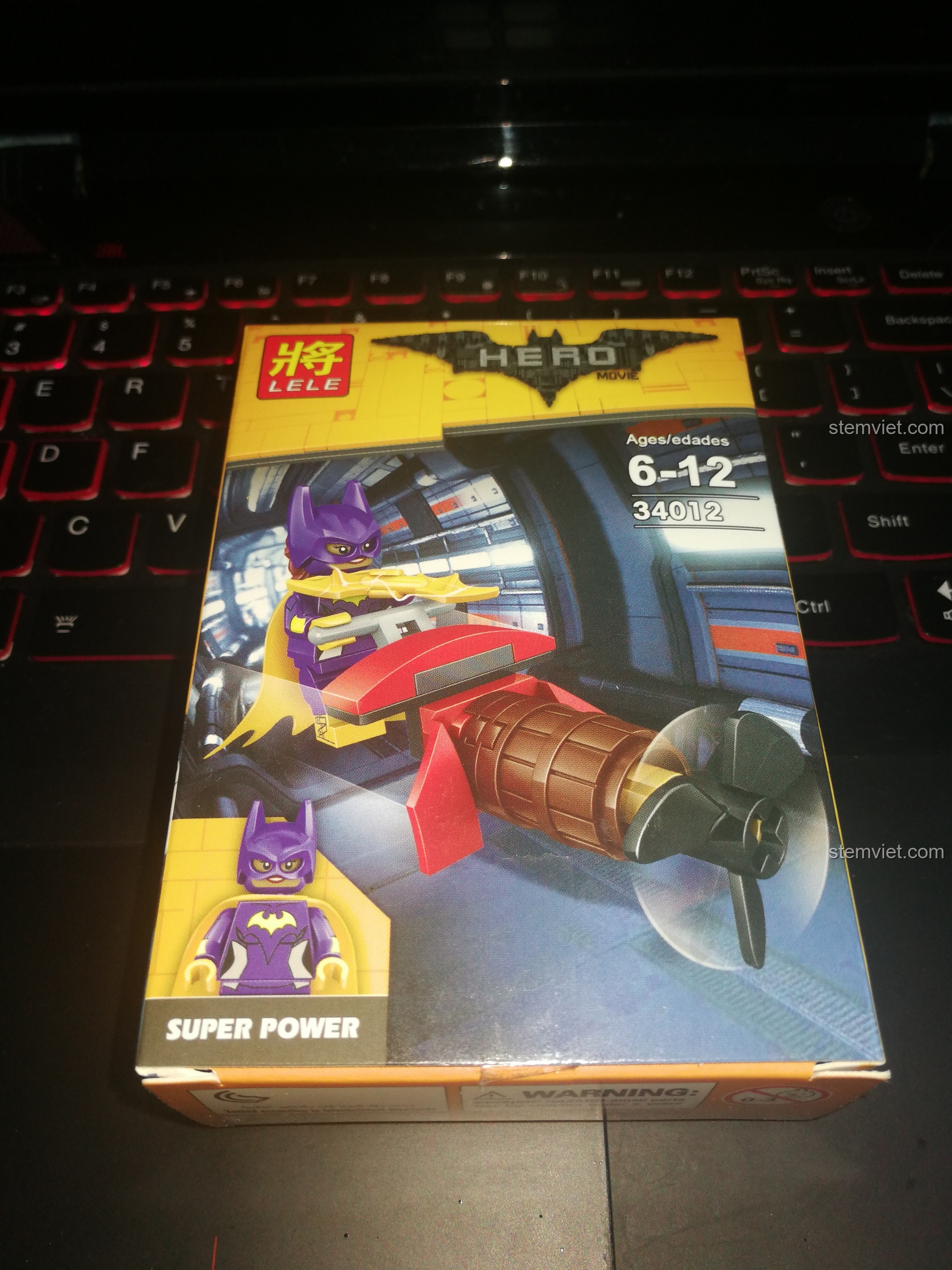 Hộp của minifigure Batgirl từ bộ sưu tập LELE 34012, một lựa chọn quà tặng tuyệt vời.