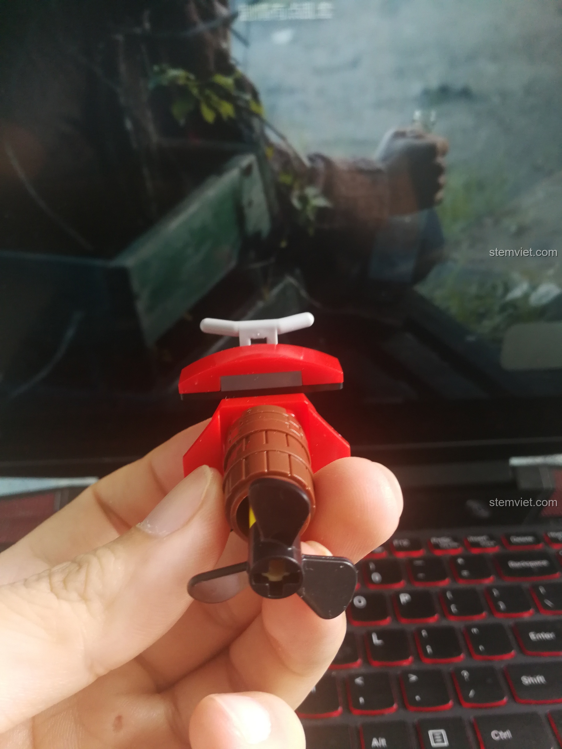 Lắp ráp động cơ đẩy dưới nước cho nhân vật Batgirl LELE, một món đồ chơi sáng tạo.