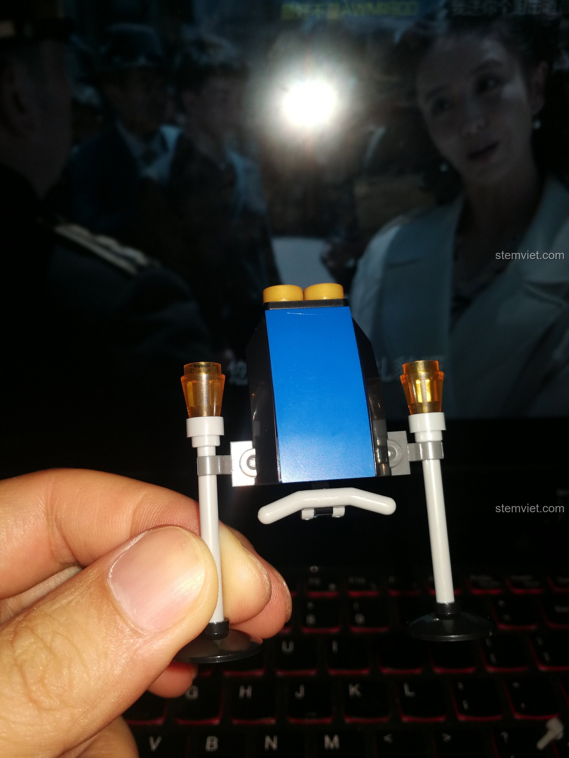 Lắp ráp phương tiện lướt dưới nước cho minifigure Batman, một phần của đồ chơi mô hình LELE.