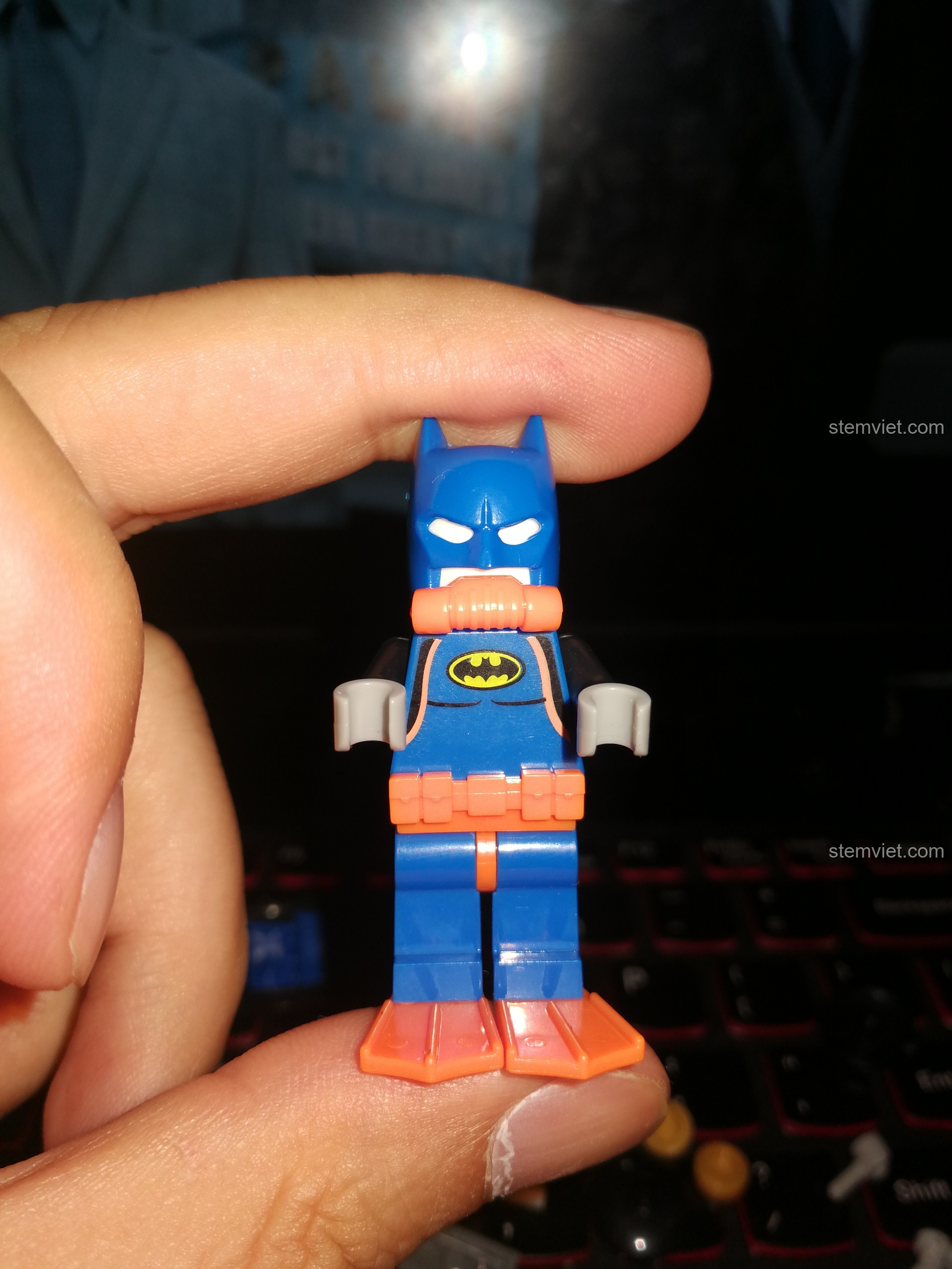 Minifigure Batman trong bộ đồ lặn (Scu-Bat) từ set đồ chơi LELE 34012, một mô hình siêu anh hùng DC Comics độc đáo.
