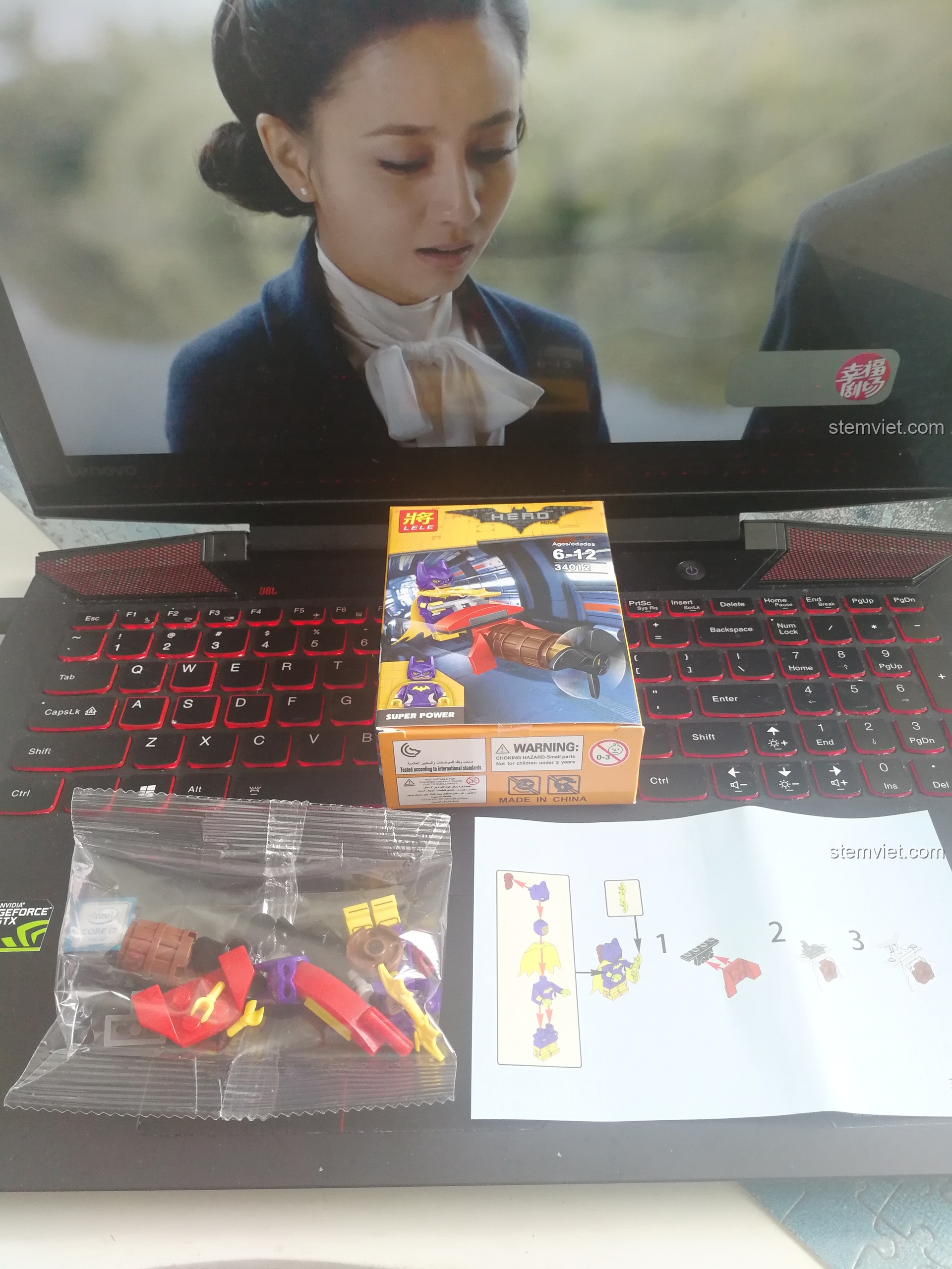 Mở hộp set đồ chơi 34012 của nhân vật Batgirl, bao gồm các chi tiết màu tím, đỏ và vàng.