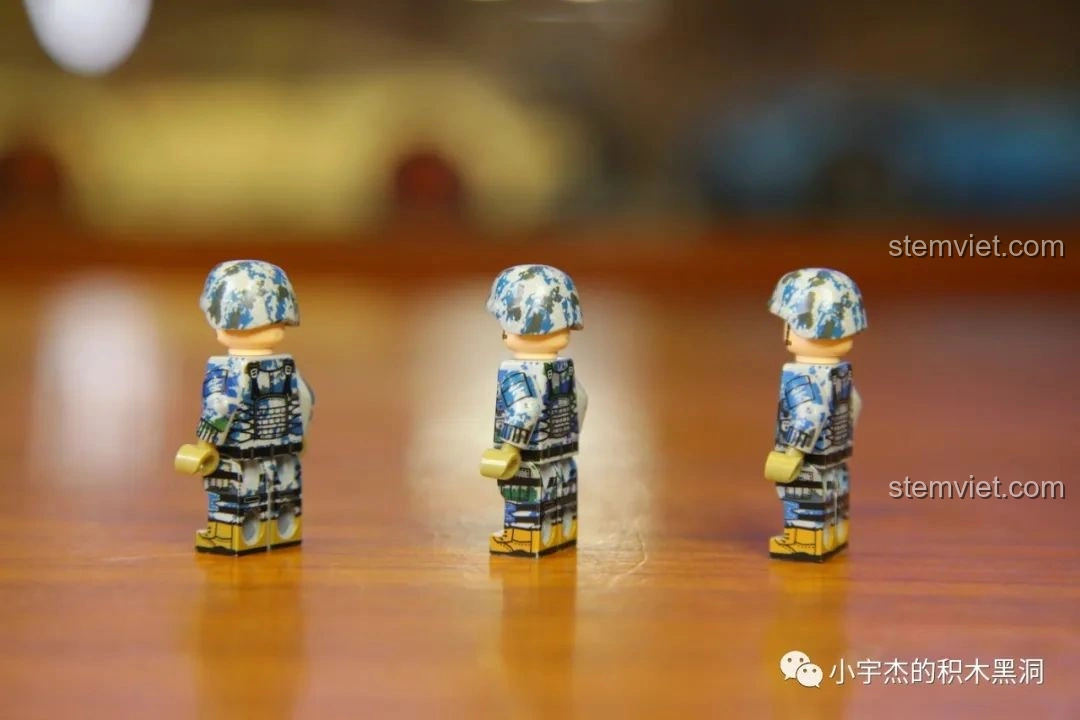 Góc nhìn khác của ba minifigures lính dù trong bộ lắp ráp Máy bay vận tải quân sự Vận-20 SEMBO 202130