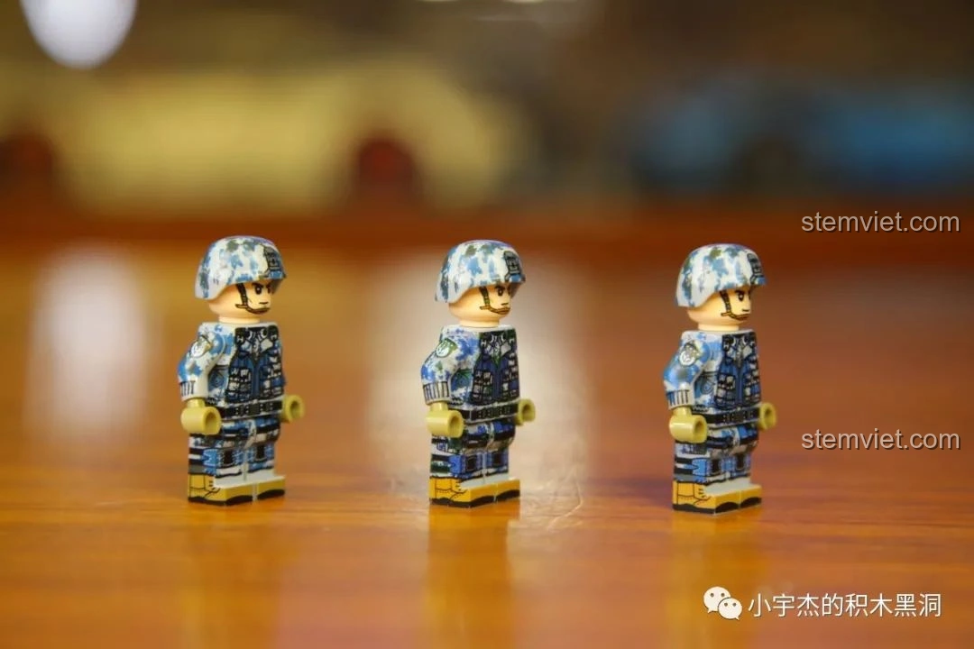 Mặt bên của ba minifigures lính dù trong bộ lắp ráp Máy bay vận tải quân sự Vận-20 SEMBO 202130