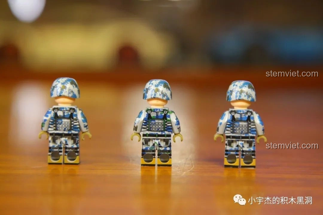 Mặt sau của ba minifigures lính dù trong bộ lắp ráp Máy bay vận tải quân sự Vận-20 SEMBO 202130
