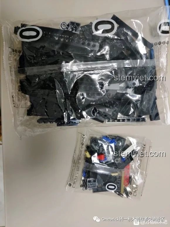 Túi linh kiện màu đen và các chi tiết kỹ thuật của bộ lắp ráp CaDA C61022 Mazda RX-7 FC3S.