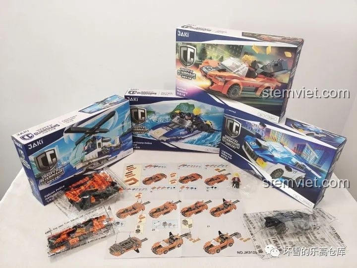 Các túi linh kiện và sách hướng dẫn của bộ đồ chơi lắp ráp JAKI City Guardians, sẵn sàng cho quá trình lắp ráp.