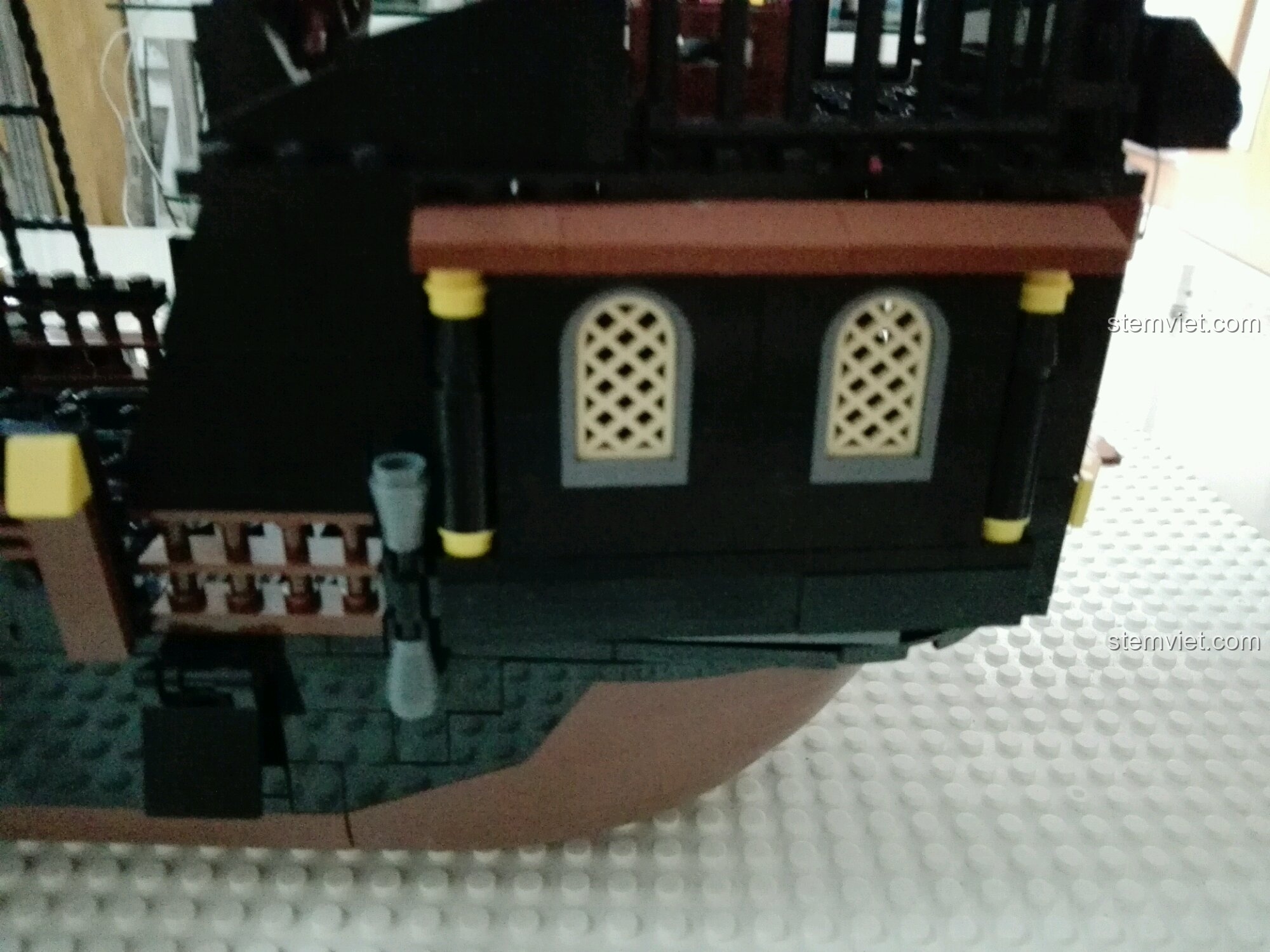 Cận cảnh các lỗ châu mai đặt pháo trên thân tàu GUDI 9115, có thể đóng mở được.