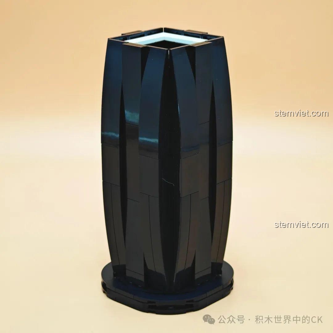 Lọ hoa màu đen sau khi lắp ráp xong từ bộ BAKA 33802, thiết kế hiện đại và tinh tế để cắm hoa.