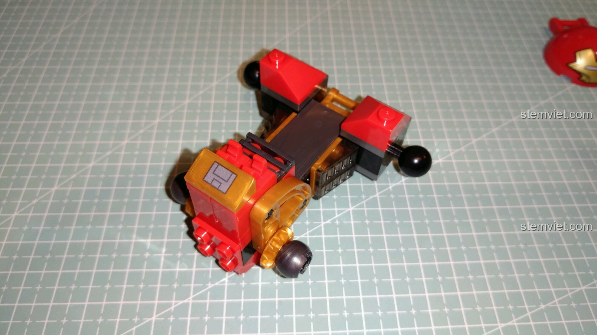 Lắp ráp phần ngực với lò phản ứng hồ quang của Mô hình Iron Man Hulkbuster MK16 Sembo giá bình dân.