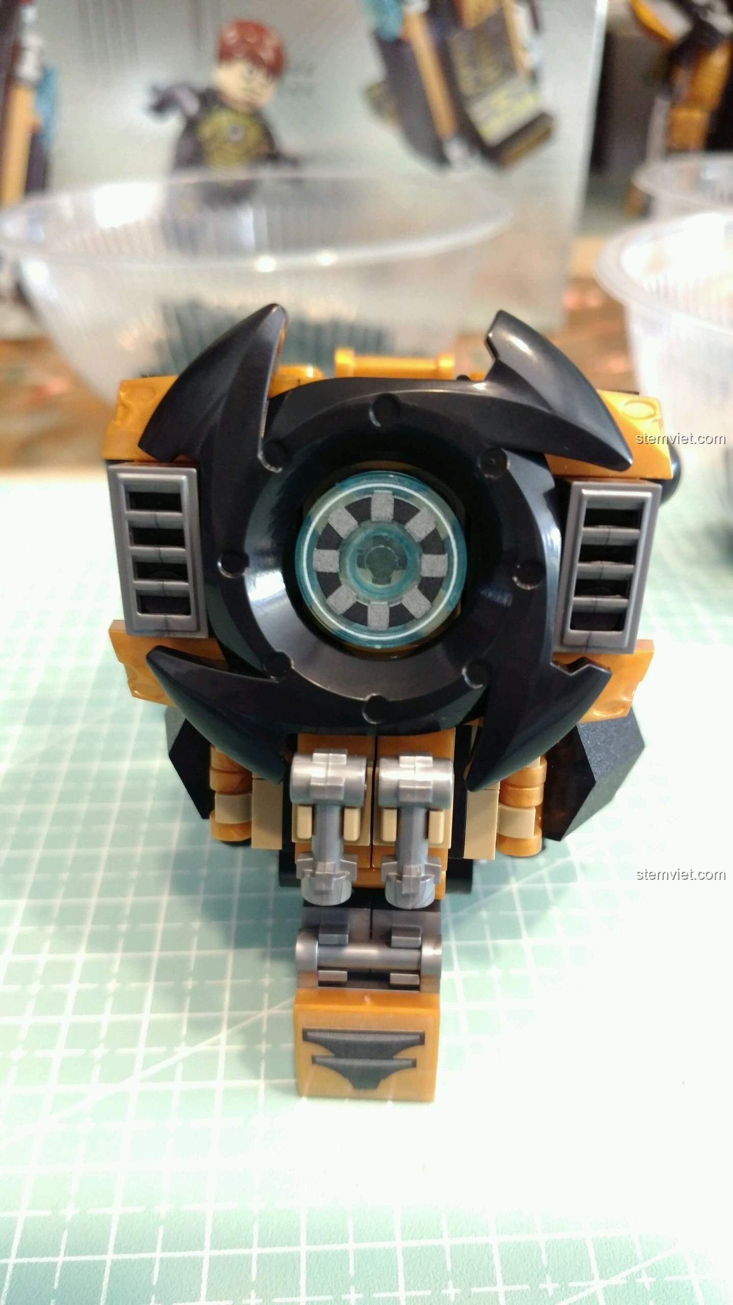 Cận cảnh lò phản ứng hồ quang trên ngực robot trong trải nghiệm Sembo 60023 Robot chiến đấu 2 trong 1.