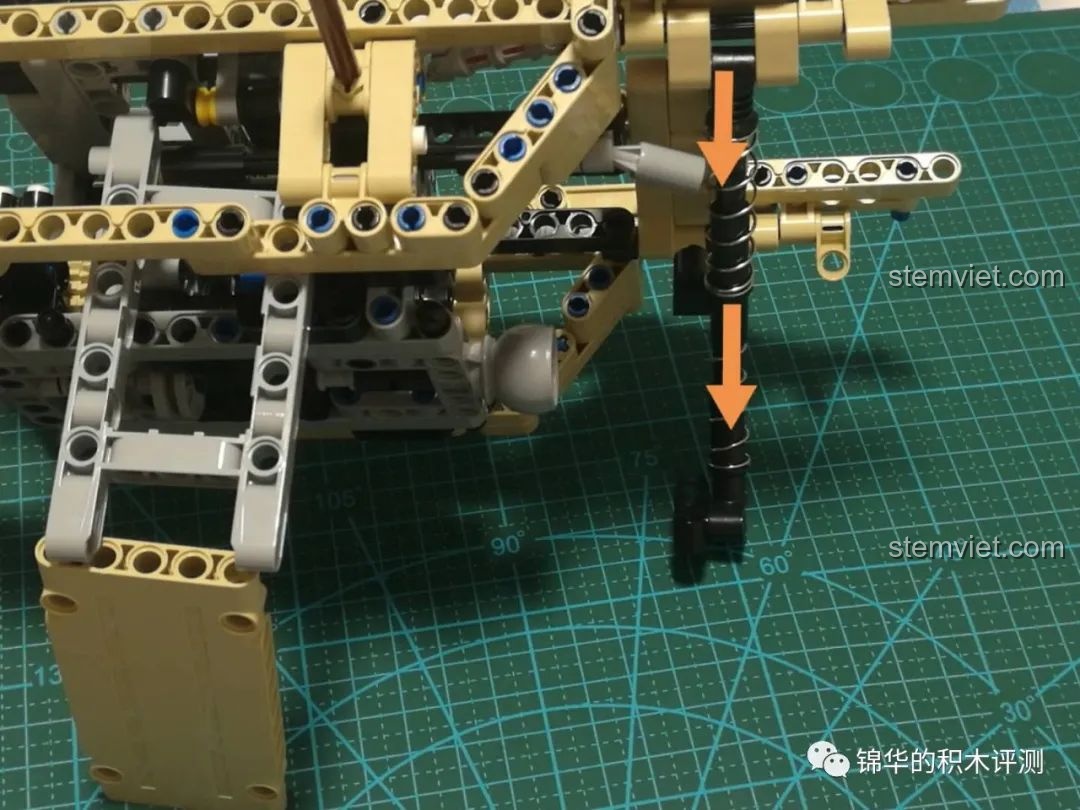 Hệ thống lò xo giảm xóc liên kết với bánh xe trong bộ lắp ráp Xe địa hình quân sự Marauder.