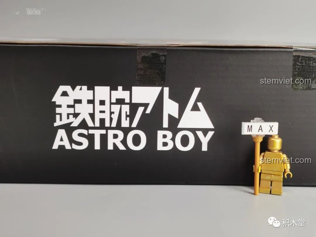Logo Astro Boy bằng tiếng Nhật (鉄腕アトム) trên hộp sản phẩm, gợi nhớ về nguyên tác manga.