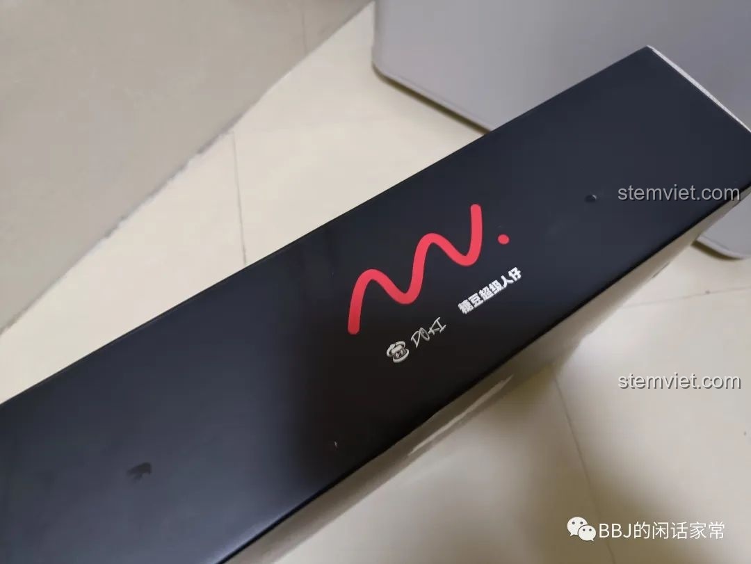 Cận cảnh logo hãng Candy Buw trên hộp sản phẩm Figure DOKI Đầu Lân, thể hiện sự tinh tế trong thiết kế.