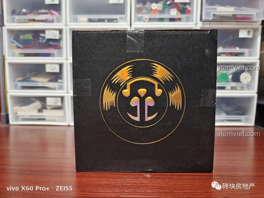 Cận cảnh logo dập nổi màu vàng trên hộp đen của bộ đồ chơi xây dựng decor vintage Hengtai 92051.