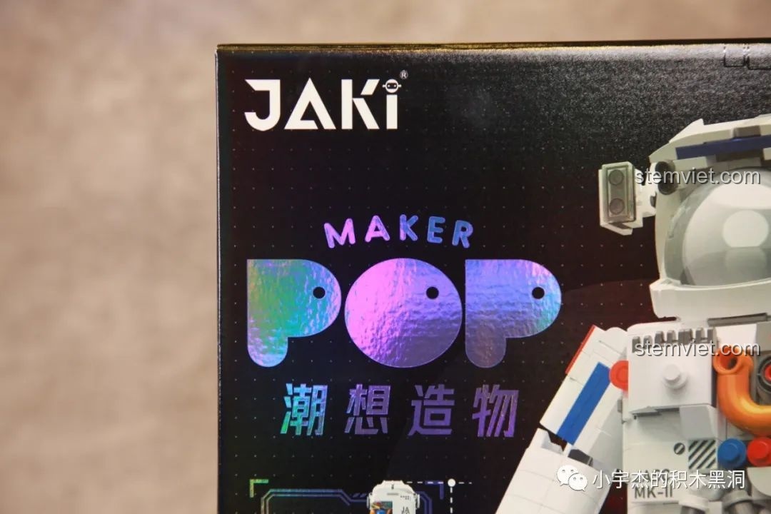 Cận cảnh logo Maker Pop trên hộp đồ chơi mô hình Phi hành gia JAKI JK9106, thể hiện sự sáng tạo của sản phẩm.
