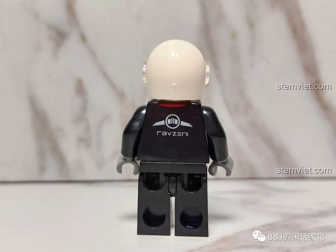 Mặt sau của minifigure tay đua Sembo 607027 với logo 'RAVZENI' độc đáo, một chi tiết thú vị của bộ đồ chơi.