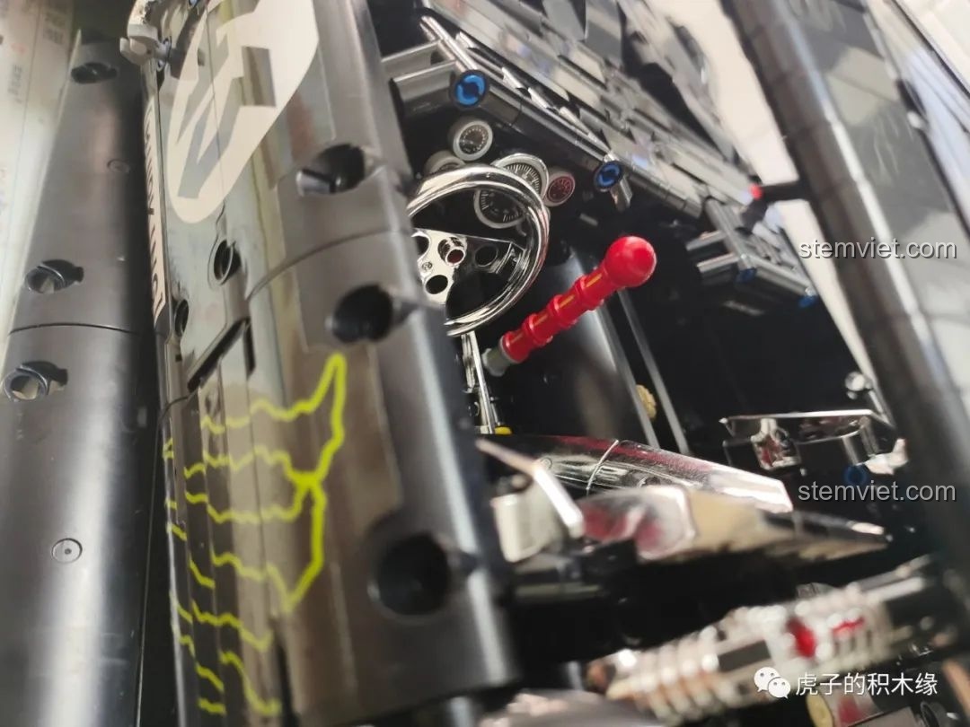 Logo rắn hổ mang Shelby được mạ crôm gắn trên thân xe Mould King 13108, tăng thêm vẻ cao cấp.