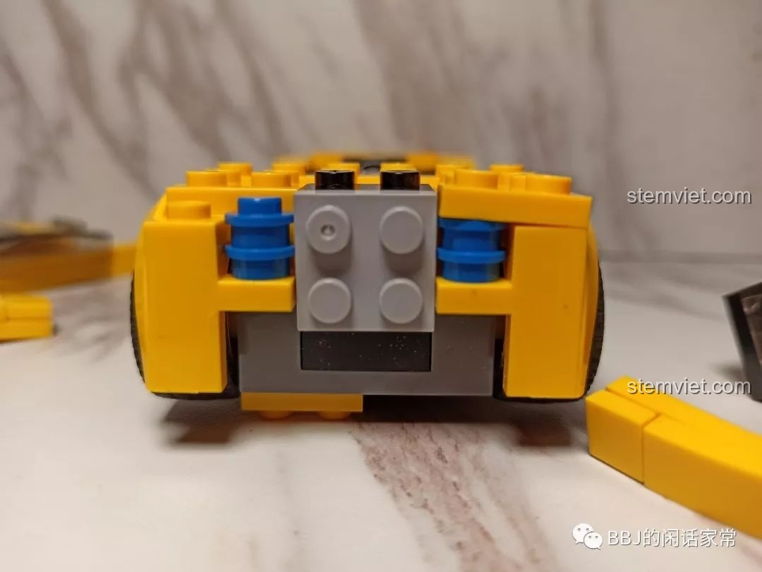 Mô tả lỗi dung sai chi tiết trên bộ lắp ráp Xe thể thao Lamborghini Sembo 607026 khiến mô hình bị vênh.