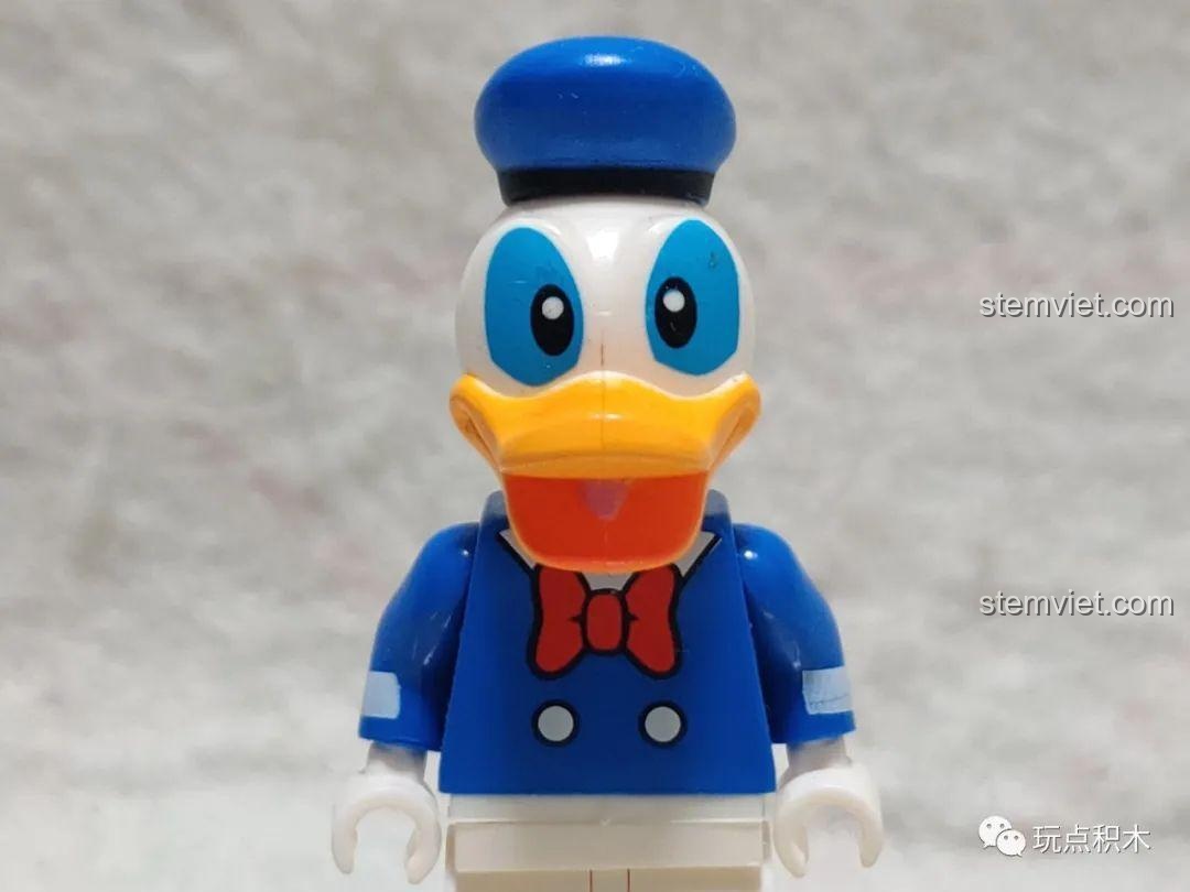 Cận cảnh khuôn mặt minifigure Vịt Donald cho thấy lỗi in lệch ở mắt trái.
