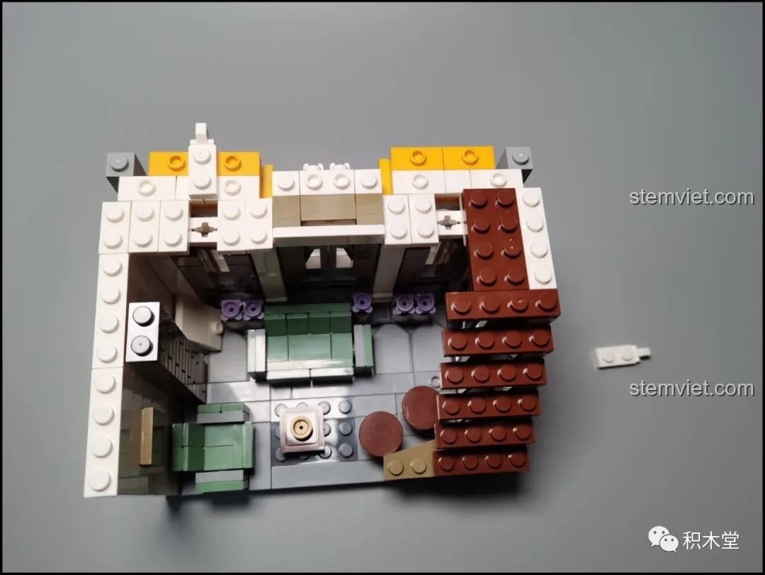 Một chi tiết lắp ráp không có điểm kết nối ở bước 34, túi số 3 của bộ Leier 10003, một lỗi nhỏ trong sách hướng dẫn.