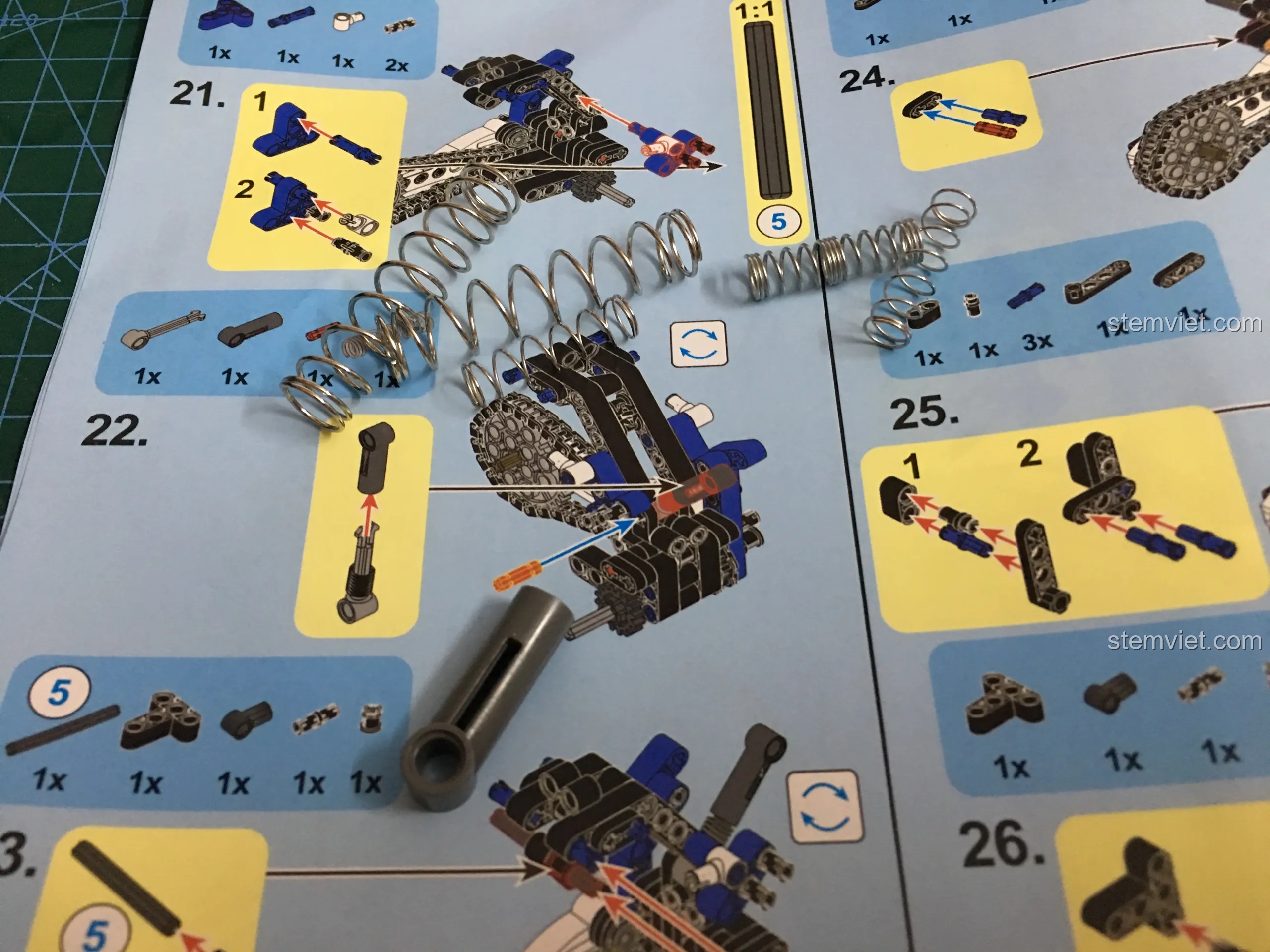 Hướng dẫn lắp ráp bộ giảm xóc của xe máy Sembo 701702 với các loại lò xo khác nhau không được chú thích rõ.