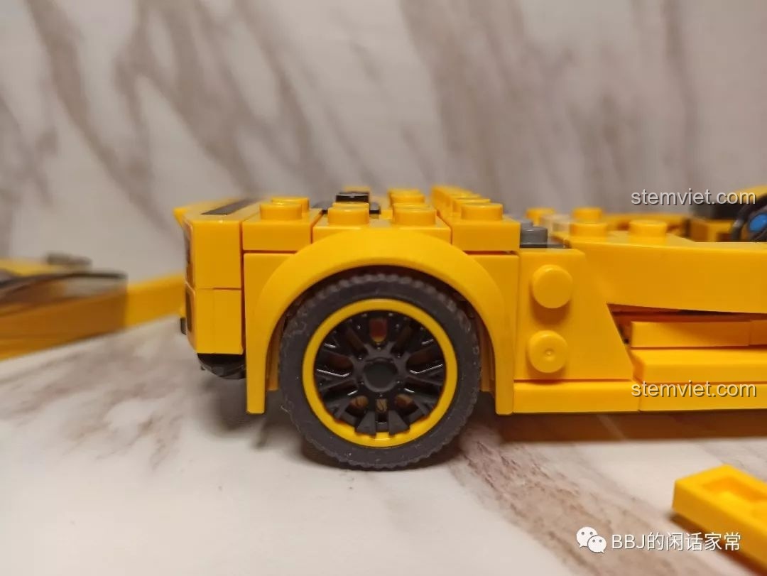 Phát hiện lỗi nhỏ trên bộ lắp ráp Sembo Block 607026: phần gạch trên bánh sau không thể lắp khít hoàn toàn.