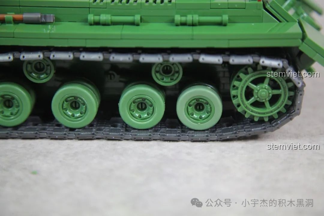 Sự khác biệt về màu sắc của vòng cao su trên bánh xe chịu tải cuối cùng của mô hình IS-2.