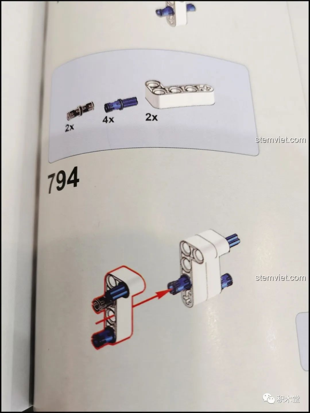 Hướng dẫn bước 794 chỉ ra vị trí thiếu một chốt đen cần bổ sung trong bộ lắp ráp Koenigsegg One:1.